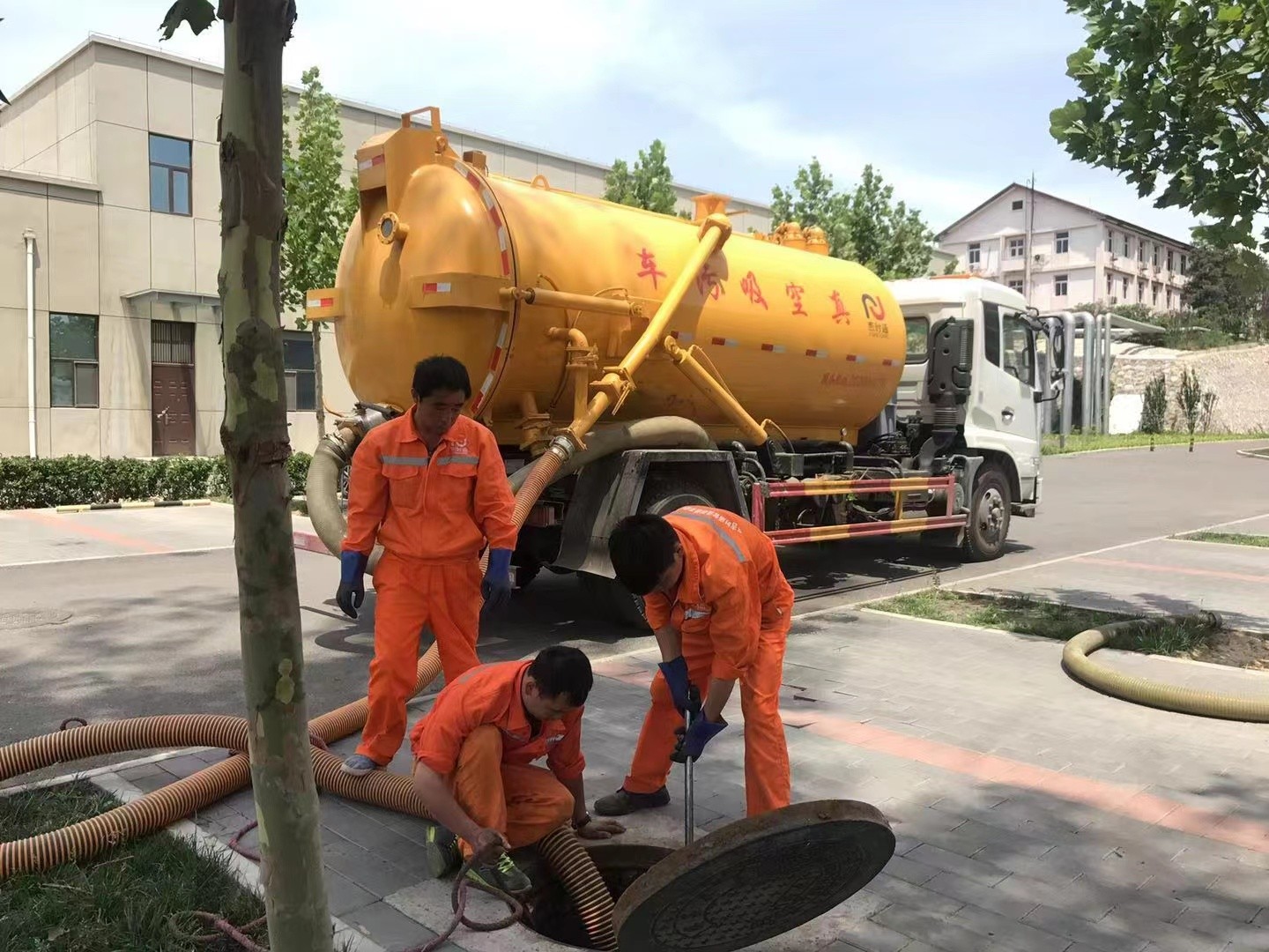 桦川管道疏通车停在窨井附近