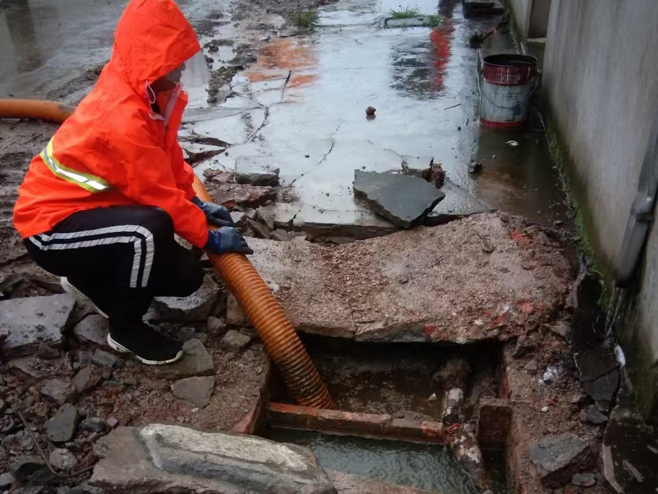 桦川专业清理污水池 炜誉市政以规范流程守护城市 “肠道”