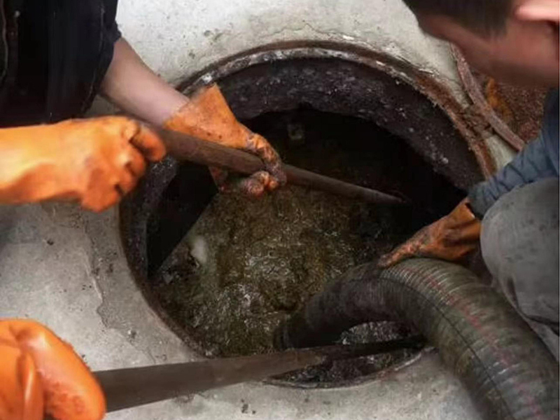 桦川清理化粪池时如何避免沼气的危害？